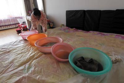 都匀楼上漏水，住户失联，小区没物管，业主维权难！律师来支招……
